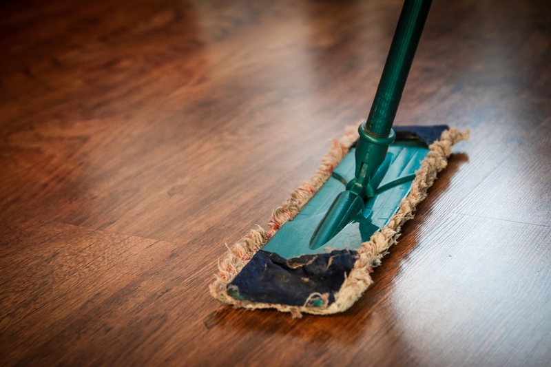 Limpeza de piso laminado com pano umido