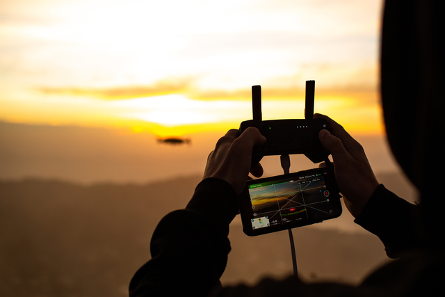 Controle de drone com celular por do sol uso droneiro zinz