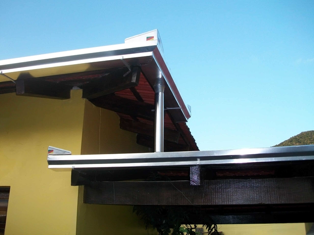 Calha instalada em telhado reforma zinz