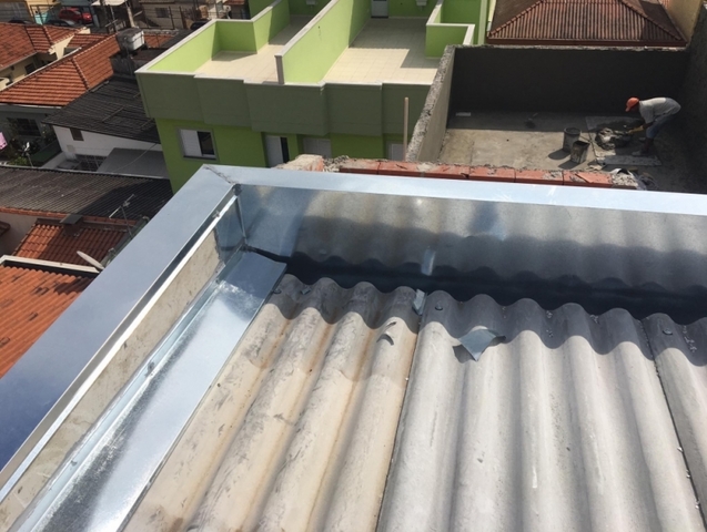 Rufos instalados em telhado reforma zinz