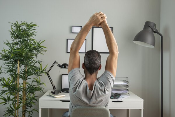 Homem espreguiçando home office casa reformar dicas zinz