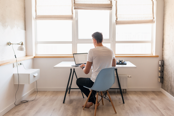 homem fazendo home office teletrabalho reformar a casa zinz