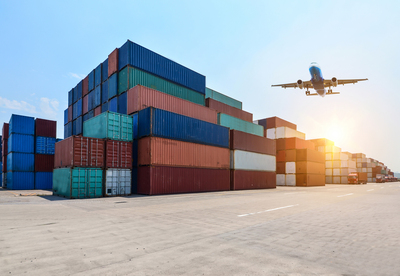 Pátio de containeres em porto com avião. Como construir com contêiner comparação com alvenaria comum reforma zinz