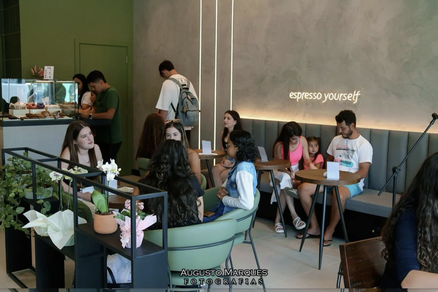 Pessoas tomando café em Santa Catarina