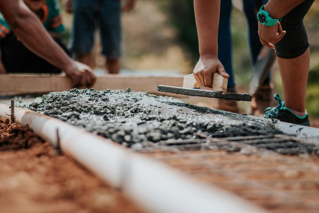 Equipe trabalhando em obra que compõe parte do investimento de quem avalia quanto custa abrir uma franquia com ponto físico