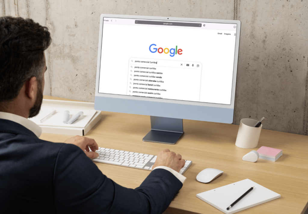 Homem usando computador para pesquisar ponto comercial em Curitiba no Google