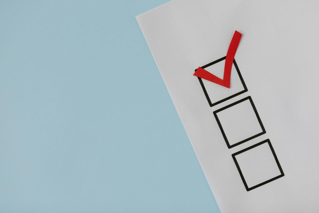Imagem de checklist com marcação em vermelho representando controle de tarefas em obras de franquias