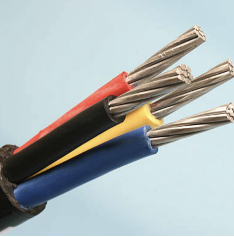 Cabos elétricos revestidos nas cores vermelho, preto, amarelo e azul, representando materiais certificados em instalações elétricas de obras.