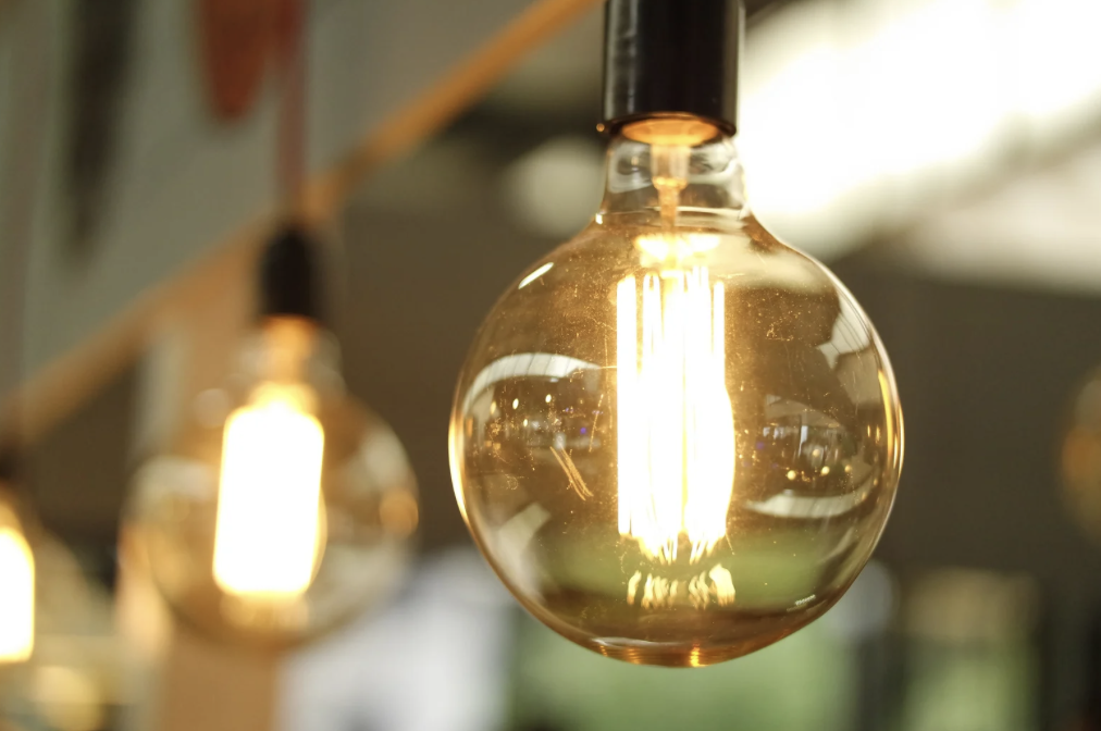 Loja de varejo com projeto de iluminação comercial bem planejado, destacando produtos e criando ambiente aconchegante.