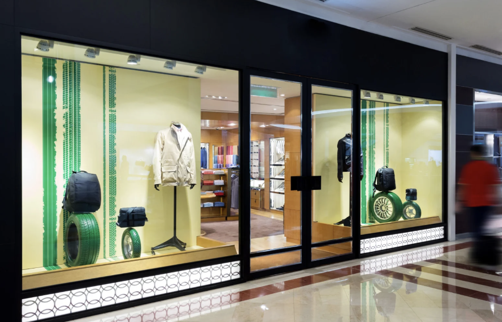 Letreiro de neon com a palavra “Open”, representando a importância da comunicação visual em obras comerciais e a força do design na experiência do cliente